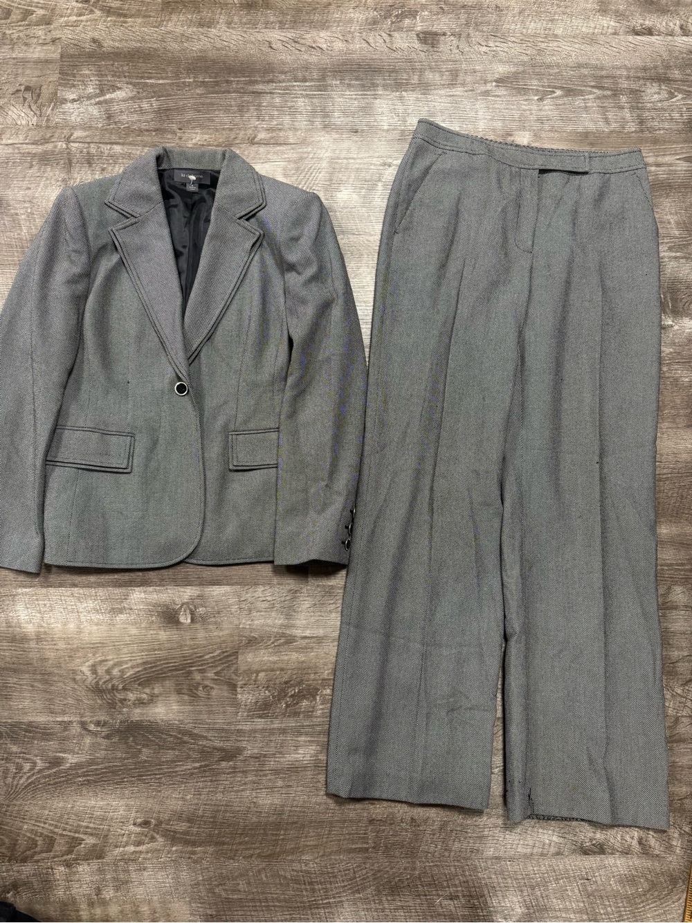 Liz Claiborne Women’s Suit Set Size 6